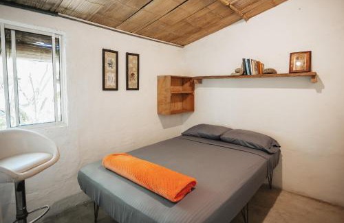 Cocorna House | Casa blanca, Refugio Natural Jacaranda