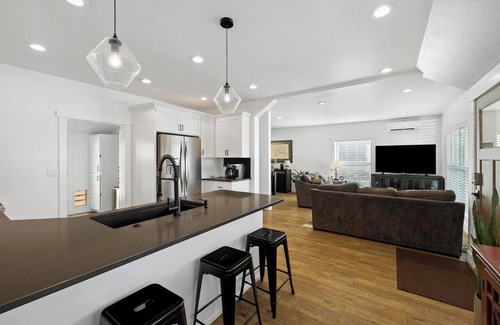 Garden District House | Casa Blanca - Ideal Spot Near Midtown & Downtown!