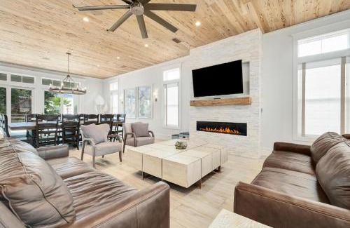 Crystal Beach House | Relax at Casa Blanco with Pool & Family-Friendly Amenities