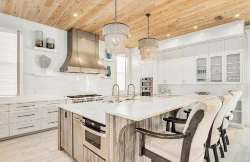 Crystal Beach House | Relax at Casa Blanco with Pool & Family-Friendly Amenities