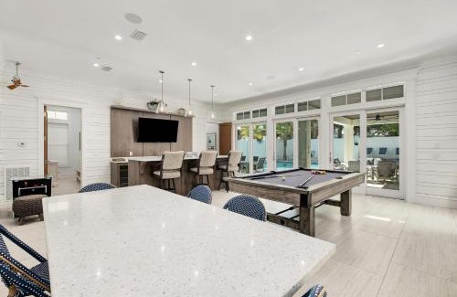 Crystal Beach House | Relax at Casa Blanco with Pool & Family-Friendly Amenities