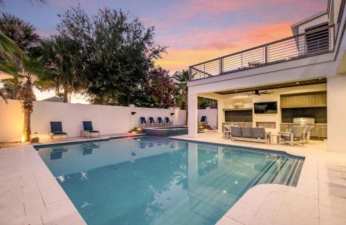 Crystal Beach House | Relax at Casa Blanco with Pool & Family-Friendly Amenities