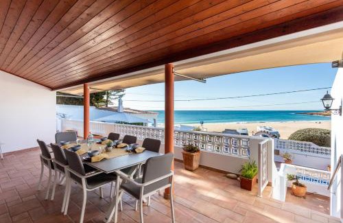 Praia da Luz Villa | Discover Casa Bom Porto: Oceanfront Retreat with Pool
