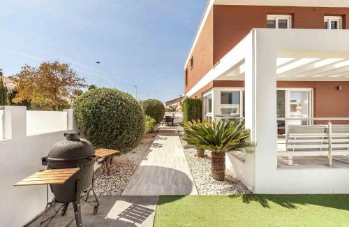 Puerto Marino Villa | Casa Bos: Relax by the Pool with a Soothing Jacuzzi