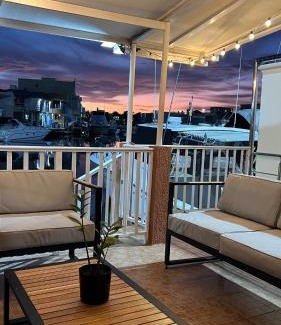 Lecherías House | Casa Bote Con Vista a Los Canales De Lecheria Con Muelle Privado