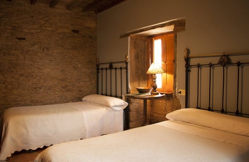 Dombodan House | Inviting Casa Brandariz: Spa, Restaurant & Family Amenities
