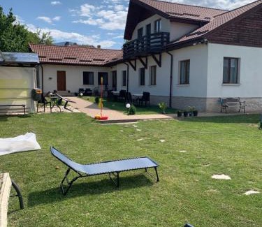 Sarmizegetusa House | Highly Rated Casa Britonia: Ideal for Families and Guests