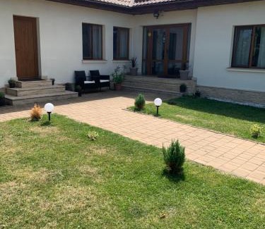 Sarmizegetusa House | Highly Rated Casa Britonia: Ideal for Families and Guests