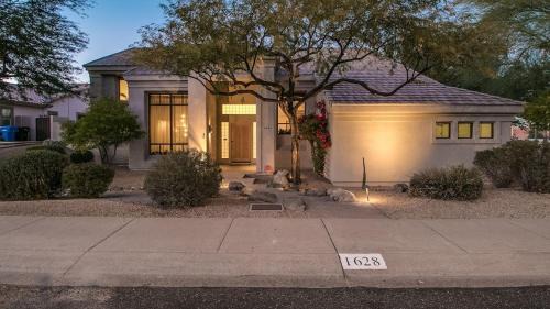 Paradise Valley Village House | Casa Buena - Relaxing Retreat with Pool and Scenic Views