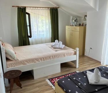 Comarnic House | Unforgettable Stays at Casa Bunicii Comarnic: Family-Friendly!