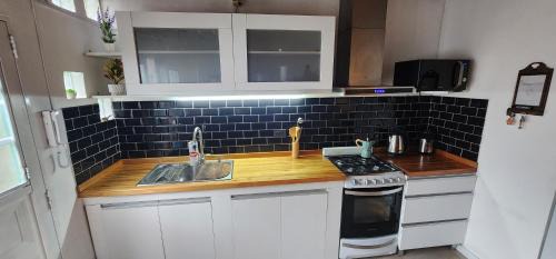 San Nicolas de los Arroyos Apartment | Casa cerca del Centro con Cochera Privada en el lugar y Portón Eléctrico para el ingreso