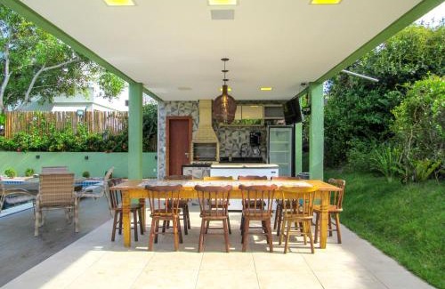 Itacimirim House | Discover Casa with Pool and Family Amenities in Camacari