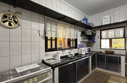 Jardim Capricornio Ski Chalet | Perfect Casa with Pool, Steps from Caraguatatuba Beach
