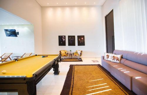 Centro House | Relaxing Retreat: Casa with Pool in Exclusive Community