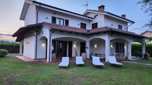 Tigliole House | Casa Caginia: Family-Friendly Retreat with Gym & Billiards
