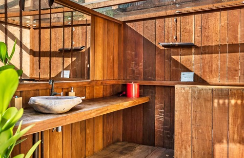 Armacao House | Casa caiçara com 5 suítes, piscina aquecida, sauna e vista para o mar