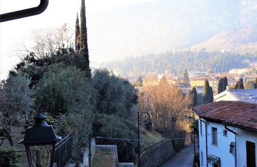 Garda Apartment | Casa Canevini Garda: Oceanfront Retreat with Pet-Friendly Amenities