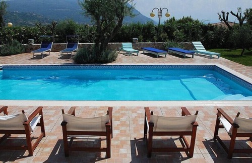 Ricadi House | Casa Capri: Beach Access, Pool & 10/10 Guest Rated Comfort