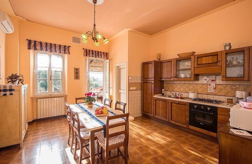 Popoltaio-Schiacciato House | Casa Caprifoglio C: Cozy Apartment with Pool & Free Wi-Fi