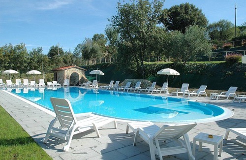 Popoltaio-Schiacciato House | Casa Caprifoglio D: Welcoming Apartment with Pool & Free Wi-Fi
