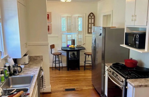 Pinehurst House | Casa Capstone – 4BR Near Stadium, Walk to Campus & Downtown!