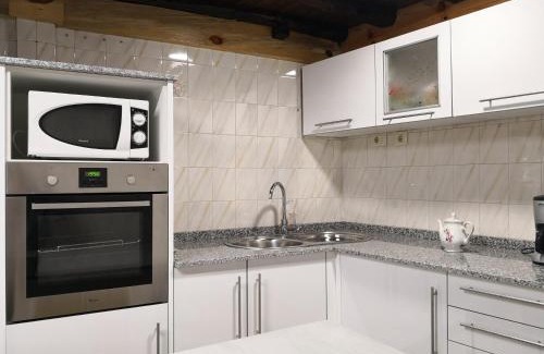 Furelos House | Inviting Casa Carlán: Pet-Friendly Stay with High Ratings