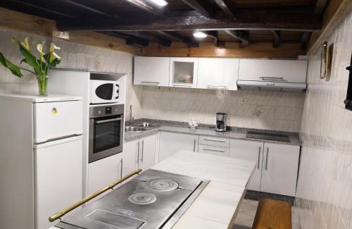 Furelos House | Inviting Casa Carlán: Pet-Friendly Stay with High Ratings