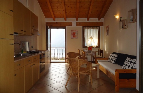 Crone Apartment | Relaxing Casa Carla: Garden Retreat with Panoramic Views
