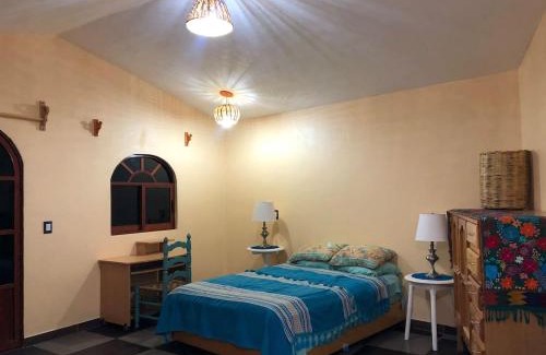 Teotitlan del Valle House | Charming Casa Taller zapoteca Huella Carmín - Pet Friendly Stay