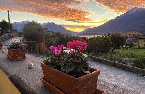 Stazzona Apartment | Casa Carmen: Cozy Apartment Near Lake Como's Beauty