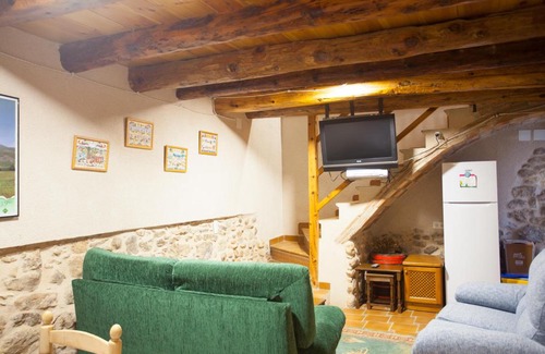 Penarroya de Tastavins Apartment | Pet-Friendly Getaway at CASA CARRANCLANC - Rated 9.3/10