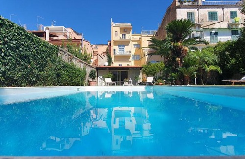 Centro Storico Bed & Breakfast | Pet-Friendly Casa Castagna: Family Retreat with Pool