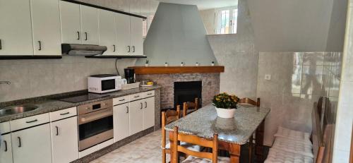 Carballeda de Avia House | Family-Friendly Retreat at Casa Castrexa with Hot Tub