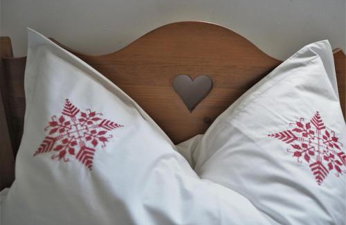Cristolt House | Experience Casa Catrinei: Pet-Friendly Retreat with Amenities