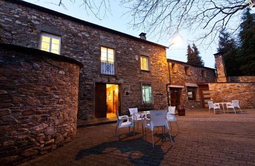 Meira House | Pet-Friendly Casa Cazoleiro with Pool and Restaurant