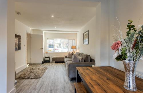 Ramsgate House | Casa Cella - Ideal 4-Bedroom Retreat with Private Garden