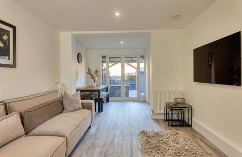 Ramsgate House | Casa Cella - Ideal 4-Bedroom Retreat with Private Garden