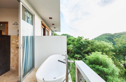 Paradise Bay Bed & Breakfast | Explore Casa Cha Cha Cha B&B with Pool & Spa Amenities