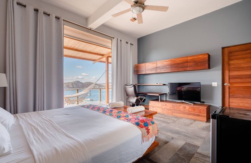 Paradise Bay Bed & Breakfast | Explore Casa Cha Cha Cha B&B with Pool & Spa Amenities