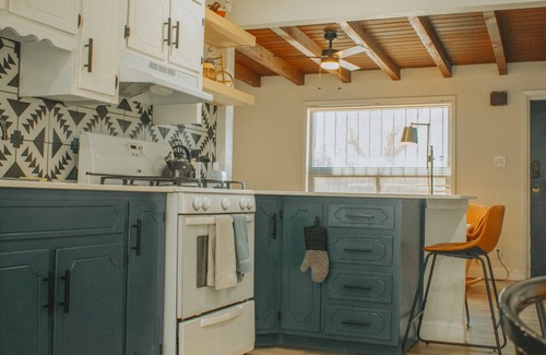 La Mesa House | Casa Charleston: 3BR Retreat with Hot Tub & Pet Perks
