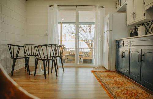 La Mesa House | Casa Charleston: 3BR Retreat with Hot Tub & Pet Perks