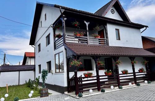 Ocna Sugatag House | Family-Friendly Casa Chindris: Highly Rated with Kitchen Access