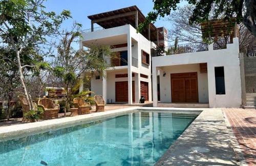 Villa de Tututepec de Melchor Ocampo Hotel | Casa Chiquilluma: Perfect Family Retreat with Pool & Pets