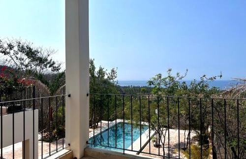 Villa de Tututepec de Melchor Ocampo Hotel | Casa Chiquilluma: Perfect Family Retreat with Pool & Pets