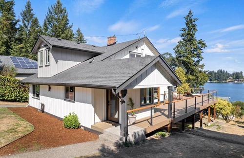 Lakewood House | Experience Casa Cielo: Steilacoom Lakefront Getaway