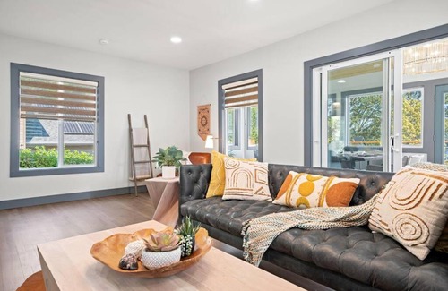 Lakewood House | Experience Casa Cielo: Steilacoom Lakefront Getaway