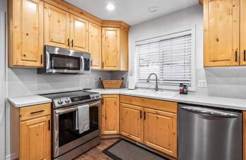 Logan House | Travel-Friendly Mountain View Retreat near University & Downtown