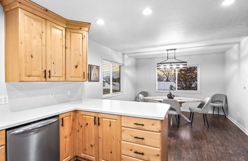 Logan House | Travel-Friendly Mountain View Retreat near University & Downtown
