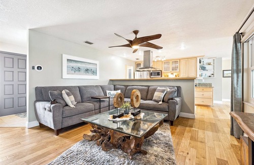 Cocoa Isles Country Club House | Casa Coco Retreat: Heated Pool & Oceanfront Bliss Awaits