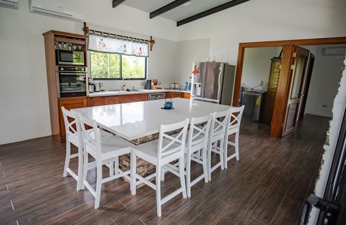 Barrio Pilo Villa | Discover Casa Colibrí Esmeralda: Ocean View & Pet Friendly